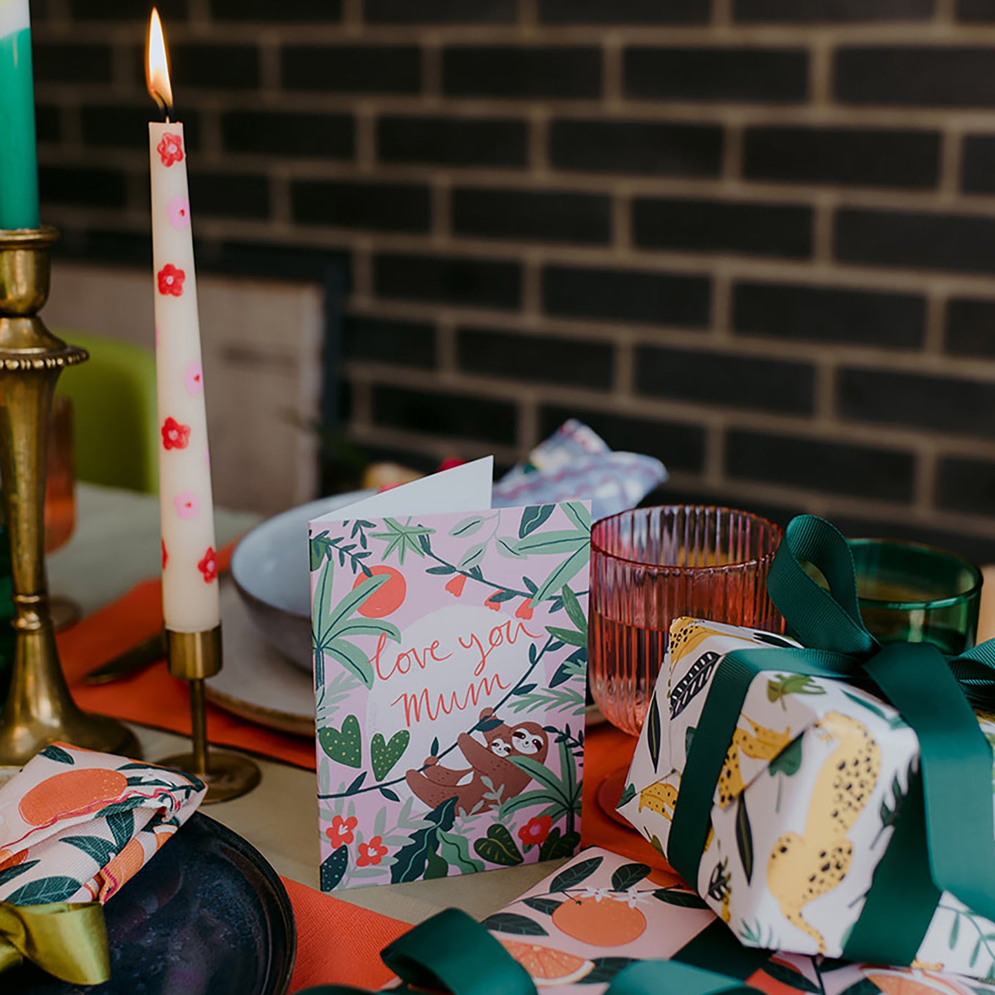 ¡Te quiero, mamá! Tarjeta para el Día de la Madre con perezosos