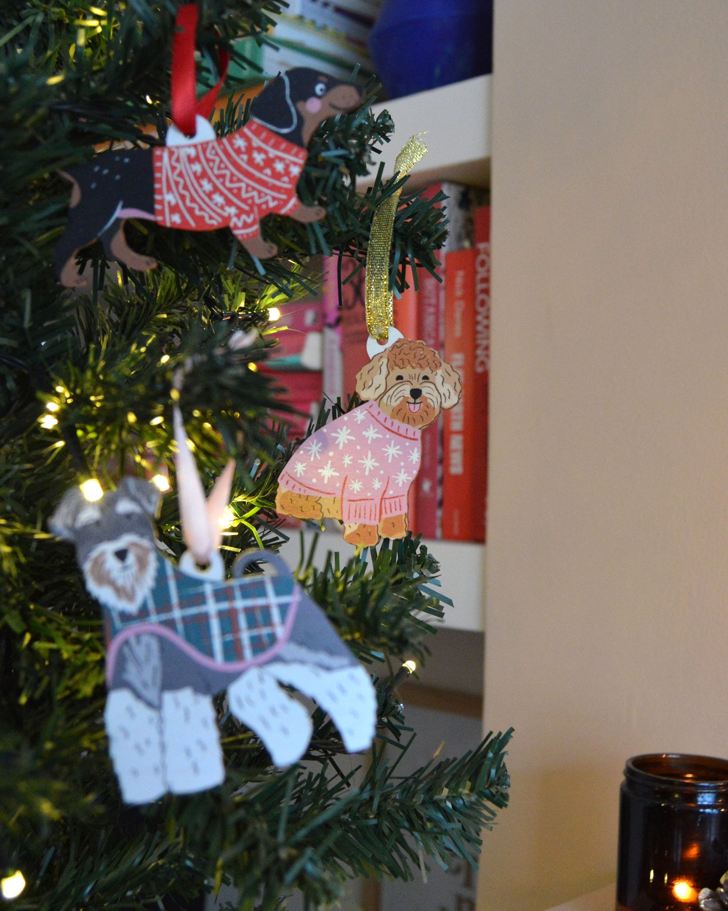 Lindo adorno navideño de perro rizado