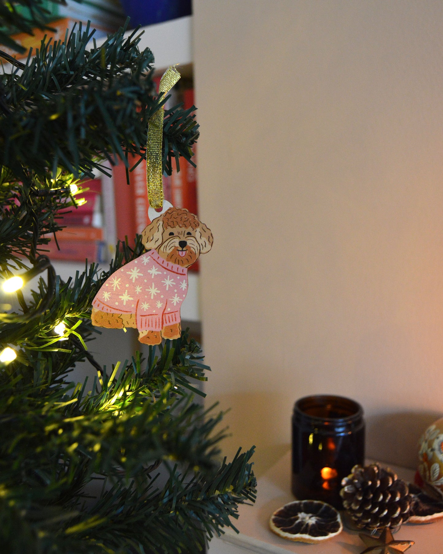 Lindo adorno navideño de perro rizado